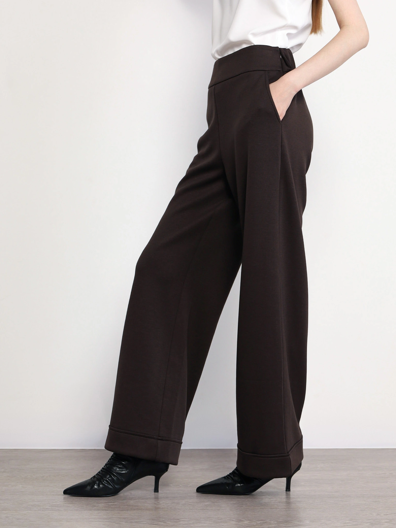 Брюки трикотажные темно-коричневого цвета расклешенного кроя